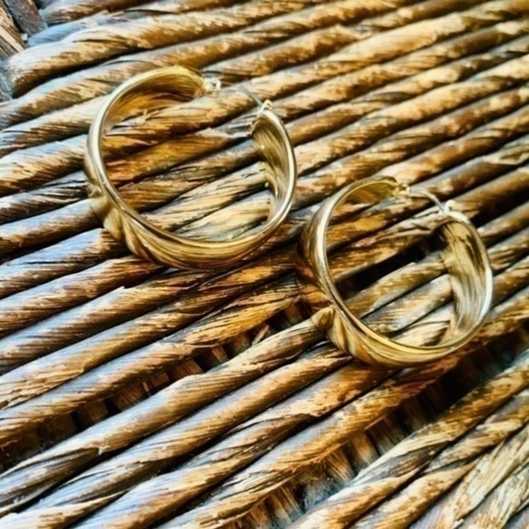 ✨✨Chunky Gold Tone Hoops ✨✨ - Picture 9 of 9